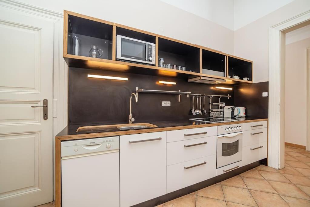 Large And Modern Apartment In The Heart Of ปราก ภายนอก รูปภาพ